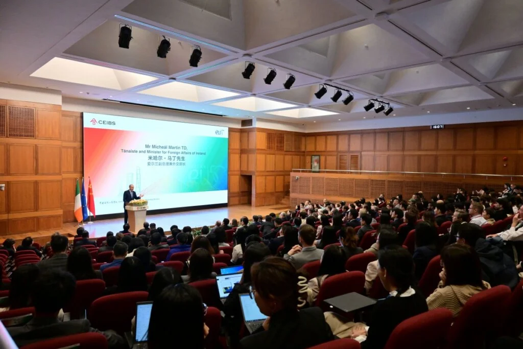 Braving a Blizzard: Irishman fosters China-Europe ties at CEIBS