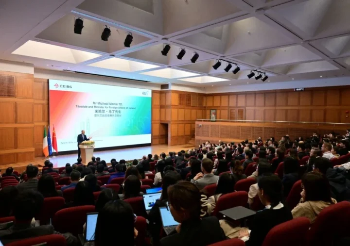 Braving a Blizzard: Irishman fosters China-Europe ties at CEIBS
